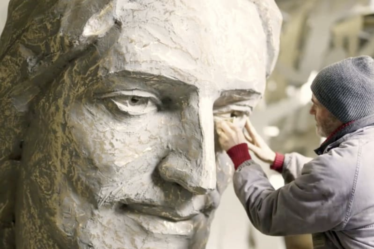 Sculptor Alessandro Mutto working on the 'Risen Jesus' statue. (Photo: Custodia Terra Sancta)