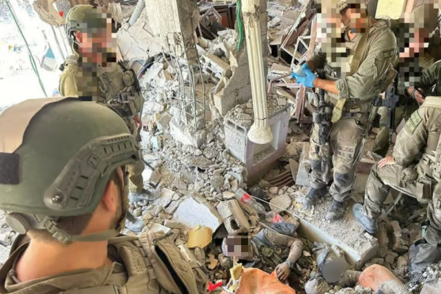 The body of Sinwar surrounded by IDF solders (Social media - used by section 27A of the copyright law)