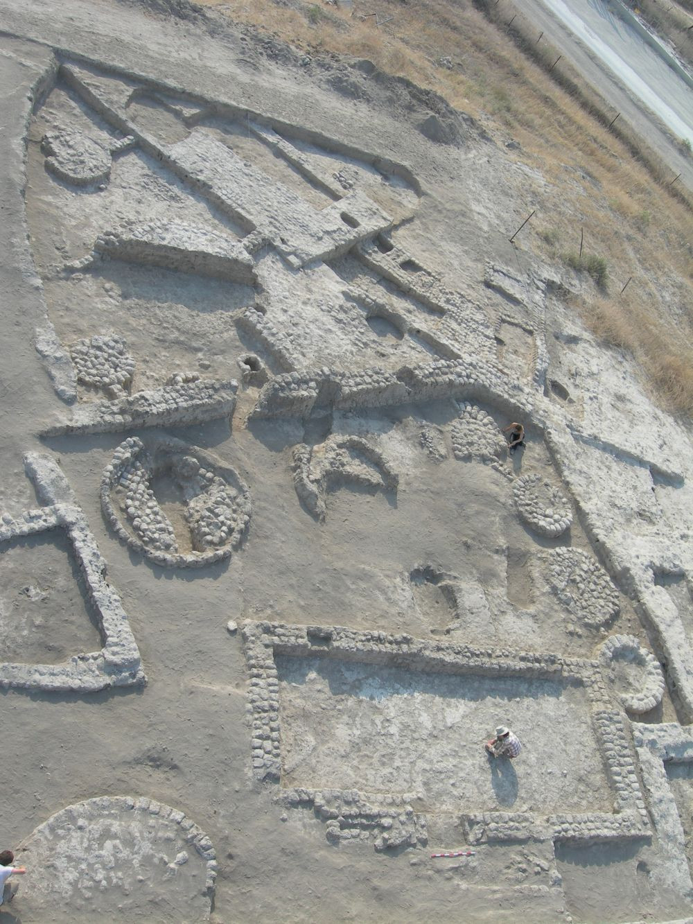Buildings and rounded siloes at the village of Tel Tsaf
Photo: Prof. Yosef Garfinkel