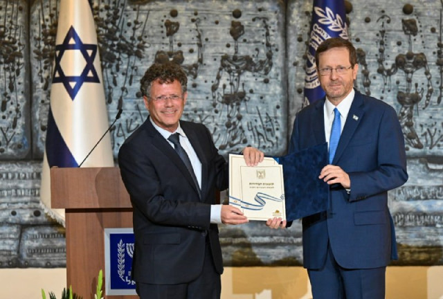 President Isaac Herzog receives the official results of the elections to the Twenty-Fifth Knesset (Photo: Kobi Gideon/GPO