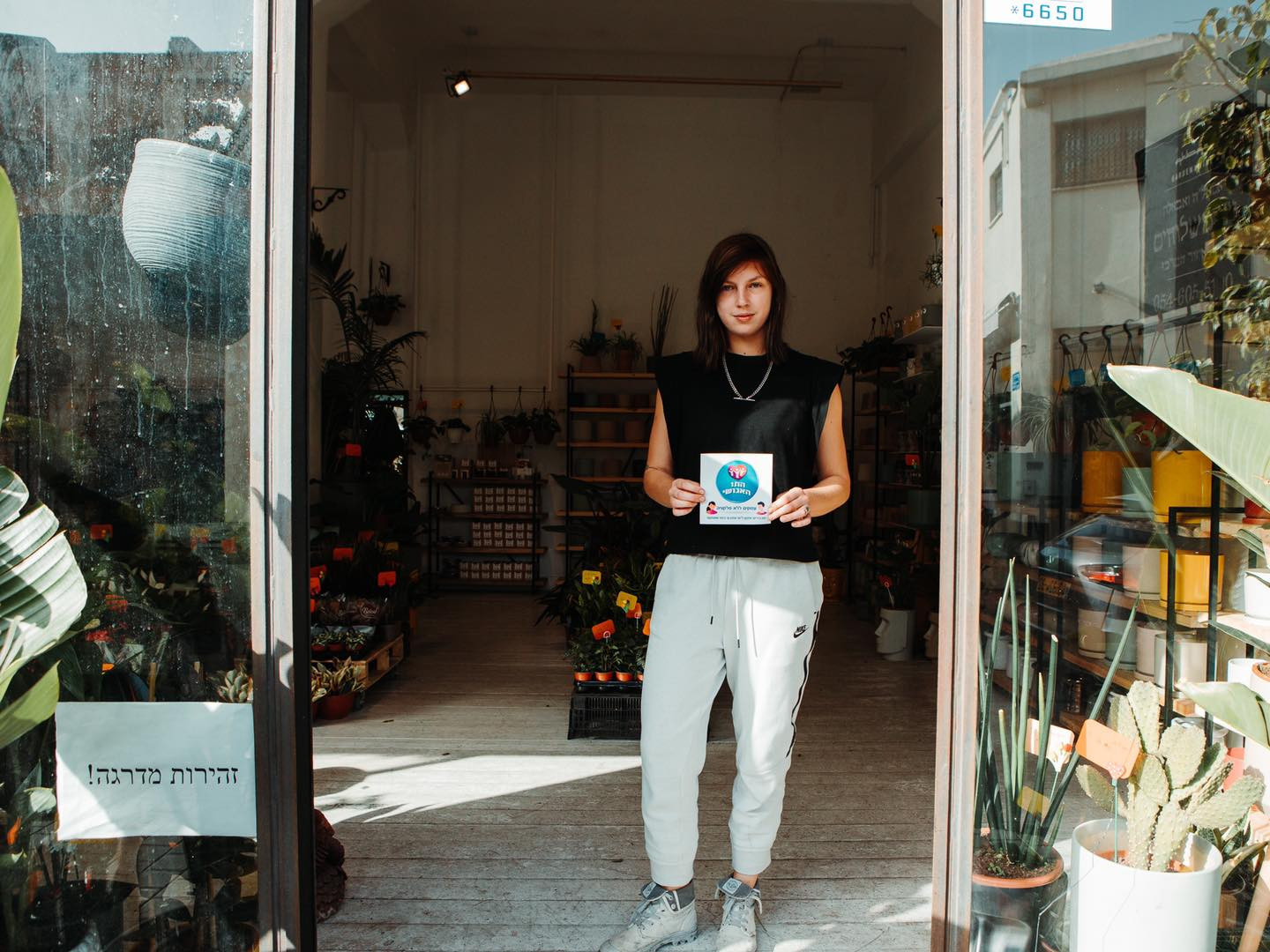 Shop owner presenting the "Humanity Label" (Photo: Facebook)