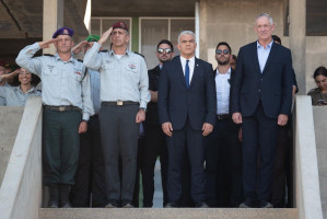 IDF chief Aviv Kochavi (second from left) with Prime Minister Yair Lapid and Defense Minister Benny Gantz at ceremony for the conclusion of IDF ground forces combat officers course, July 13, 2022 (Photo: IDF)