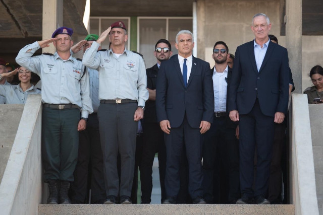 IDF chief Aviv Kochavi (second from left) with Prime Minister Yair Lapid and Defense Minister Benny Gantz at ceremony for the conclusion of IDF ground forces combat officers course, July 13, 2022 (Photo: IDF)