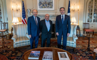 US Secretary of State Antony Blinken (right) meets with Natan Sharansky (center) and former US Senator Joe Lieberman in Washington on July 21, 2021. (Photo: Ron Przysucha/State Department)