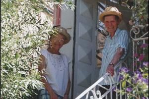 Suzanne (à gauche) et Antoinette (à droite) devant leur maison à Jérusalem.