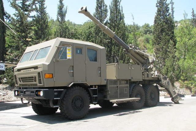 ATMOS 2000 (Autonomous Truck-Mounted Howitzer System), a 155 mm/39 caliber self-propelled howitzer, undergoing testing with the IDF.
Photo: Wikimedia Commons.