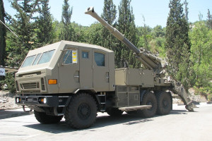 ATMOS 2000 (Autonomous Truck-Mounted Howitzer System), a 155 mm/39 caliber self-propelled howitzer, undergoing testing with the IDF.
Photo: Wikimedia Commons.