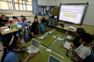 Illustrative photo: Israeli children using computers in a class room during a lesson at the "Janusz Korczak" school in Jerusalem. Photo by Kobi Gideon / Flash90.