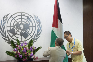 Workers of the UN arrange the Palestinian flag prior to the visit of Palestinian President Mahmoud Abbas (not seen) at the United Nations headquarters in New York, USA, where Abbas will adress the UN general assembly later today, September 30, 2015. Photo by Amir Levy/FLASH90