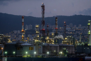 View of the oil refineries of Haifa and the industrial area, on May 5, 2017 (Photo: Yaniv Nadav/Flash90).