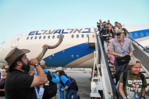 Illustration: New immigrants from North America arrive on a special " Aliyah Flight" on behalf of Nefesh B'Nefesh organization, at Ben Gurion airport in central Israel on August 14, 2019 (Photo: Flash90).