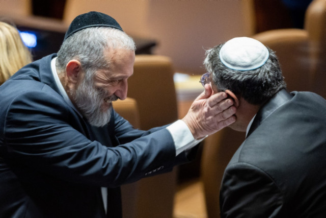 MK Itamar Ben Gvir speaks with MK Aryeh Deri during a vote for the new Knesset speaker at the assembly hall of the Knesset, the Israeli parliament in Jerusalem, on December 13, 2022 (Photo: Yonatan Sindel/Flash90).