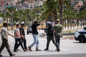 Israeli soldiers and Israeli settlers at the entrance to the West Bank village of Turmus Aya. June 21, 2023 (Photo: Yonatan Sindel/FLASH90).