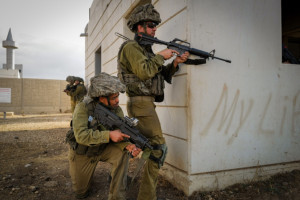Israeli reserve soldiers holding M4 and Tabor rifles, on October 12, 2023 (Photo: Michael Giladi/Flash90).
