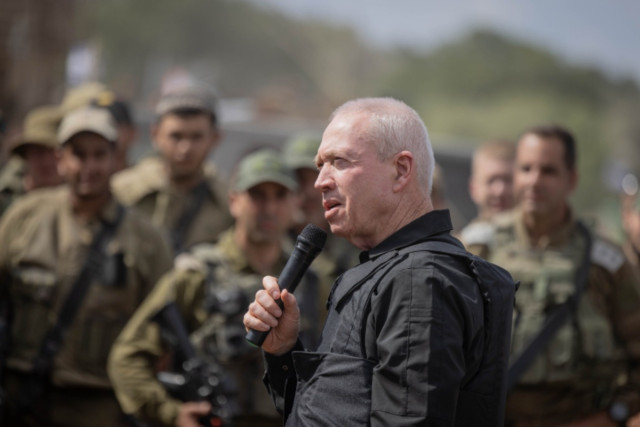 Defence Minister Yoav Gallant speaks with Israeli soldiers. October 19, 2023 (Photo: Chaim Goldberg/Flash90).