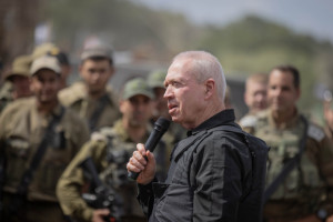 Defence Minister Yoav Gallant speaks with Israeli soldiers. October 19, 2023 (Photo: Chaim Goldberg/Flash90).