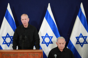 Israeli prime minister Benjamin Netanyahu, Minister of Defense Yoav Galant, and head of the National Unity party Benny Gantz (not seen)  hold a joint press conference at the Ministry of Defense, in Tel Aviv. October 28, 2023 (Photo: Dana Kopel/POOL PICTURE).