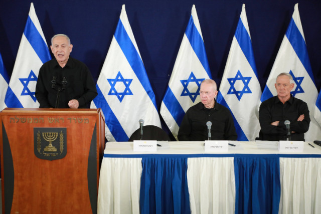 Israeli prime minister Benjamin Netanyahu, Minister of Defense Yoav Galant, and head of the National Unity party Benny Gantz hold a joint press conference at the Ministry of Defense, in Tel Aviv. October 28, 2023 (Photo: Dana Kopel/POOL)