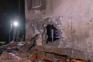 Israeli security and rescue forces at the scene where a rocket fired from the Gaza Strip by Palestinian terrorists hit a home in Moshav Yakhini. (Photo: Chaim Goldberg/Flash90)