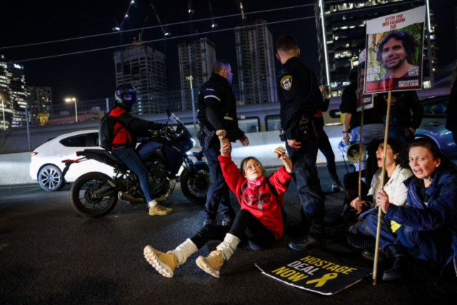 Demonstrators block the Ayalon Highway in Tel Aviv during a protest calling for the release of Israeli hostages held in the Gaza Strip, March 26, 2024 (Photo: Chaim Goldberg/Flash90).