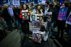 Demonstrators protest calling for the release of Israeli hostages held in the Gaza Strip outside Hakirya Base in Tel Aviv, March 26, 2024 ( Photo: Chaim Goldberg/Flash90).