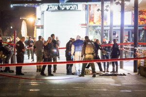 Police and rescue forces at the scene of a stabbing attack in Gan Yavne, March 31, 2024 (Photo by Liron Moldovan/Flash90).
