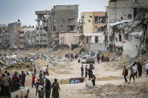 Palestinians returning to their homes a day after the Israeli army withdrew from the area, in Khan Younis, in southern Gaza Strip. April 8, 2024 (Photo by Atia Mohammed/Flash90).