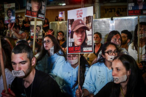 Relatives of Israelis held hostage in the Gaza Strip and supporters protest calling for their release outside Hakirya Base in Tel Aviv, April 23, 2024 (Photo: Avshalom Sassoni/Flash90).