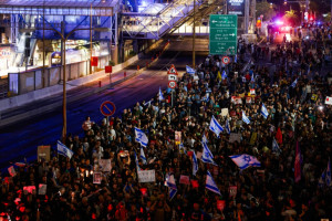 Demonstrators protest calling for the release of Israeli hostages held in the Gaza Strip seen blocking the Ayalon highway in Tel Aviv, May 6, 2024 (Photo: Chaim Goldberg/Flash90).