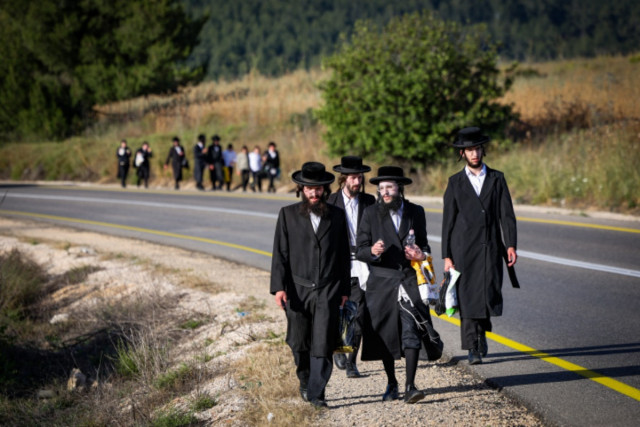 Jews trying to reach the Tomb of Rabbi Shimon Bar Yochai after it was declared a closed military area, during the Jewish holiday of Lag Baomer, in Meron, on May 26, 2024 (Photo: David Cohen/Flash90).