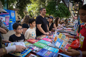 Israelis attend the annual Hebrew Book Week, at Sarona, Tel Aviv. June 18, 2023. Photo by Avshalom Sassoni/ Flash90