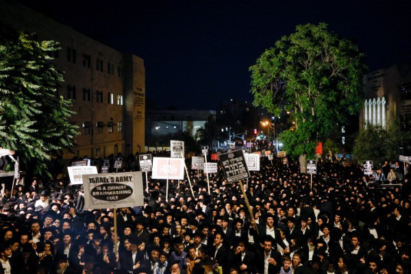 Thousands of ultra-Orthodox Jews attend a rally against the recruitment of Ultra-orthodox Jews to the IDF, in Jerusalem, June 30, 2024 (Photo: Chaim Goldberg/Flash90).