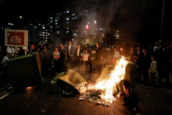 Police clash with demonstrators during a protest against the recruitment of Ultra orthodox Jews to the IDF, in Jerusalem, June 30, 2024 (Photo: Chaim Goldberg/Flash90).
