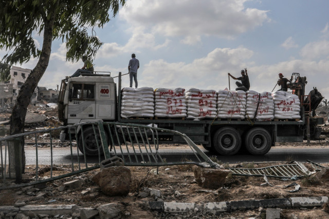 Armed gangs looting humanitarian aid at Kerem Shalom Crossing.