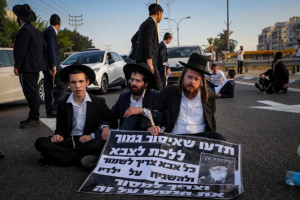 Ultra orthodox Jews protest and clash with police during a protest against the drafting of ultra orthodox jews to the Israeli army, on road 4 outside of Bnei Brak, July 16, 2024 (Photo: Jamal Awad/Flash90).