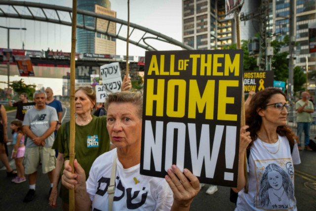 Demonstrators protest for the release of Israelis held hostage in the Gaza Strip, outside Hakirya Base in Tel Aviv, July 22, 2024 (Photo: Avshalom Sassoni/Flash90).