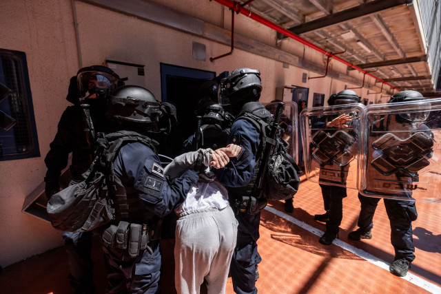 Members of the Keter unit, an Israeli prison service response unit seen during an operation where Nukhba terrorists (a Hamas unit) being held, at the Ofer Prison near Jerusalem, August 28, 2024. Photo by Chaim Goldberg/Flash90