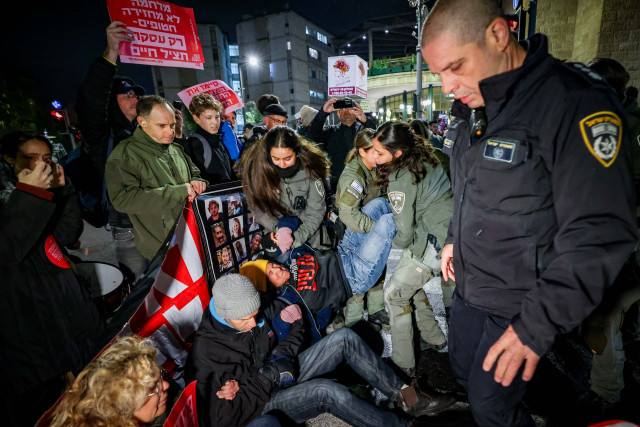 Police clash with demonstrators during a protest calling for the release of Israeli hostages held in the Gaza Strip in Jerusalem, November 27, 2024. Photo by Chaim Goldberg/Flash90