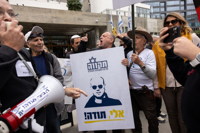 Israelis protest in support of Eli Feldstein and the Israeli soldier accused of leaking classified documents, outside the court in Tel Aviv. Sign reads: Eli thank you. November 27, 2024. Photo by Miriam Alster/Flash90