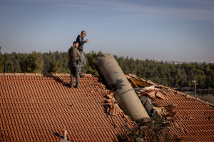 Israeli security forces at the scene where fragmensts of a Ballistic missile fired by Houtis damaged a home in the Jerusalem area, January 14, 2025. Photo by Chaim Goldberg/Flash90