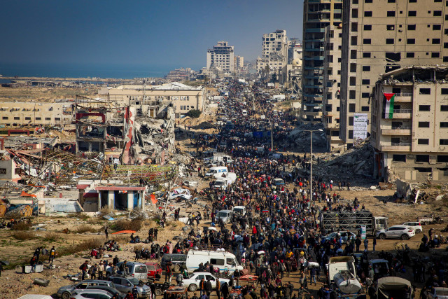 Displaced Palestinians return to their homes in the northern Gaza as part of the ceasefire agreement in Gaza City, January 27, 2025. Photo by Khalil Kahlout/Flash90