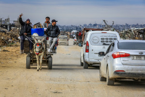 Displaced Palestinians make their way back to their homes via the Netzarim corridor, in the central Gaza Strip, on February 9, 2025. Photo by Abed Rahim Khatib/Flash90