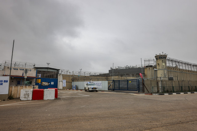 Israeli security forces at Ofer Prison, outside Jerusalem, where Palestinian terror convicts were expected to be released as part of a hostage deal between Israel and Hamas on February 22, 2025. Photo: Jamal Awad/Flash90.
