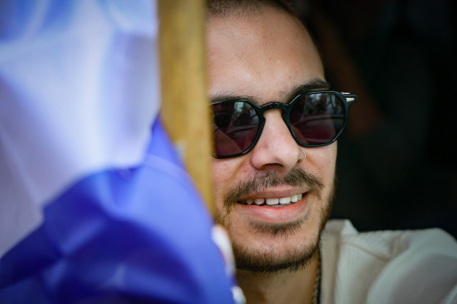 Former hostage Omer Wenkert returning to his home in Gedera, on March 4, 2025. Photo by Jonathan Shaul/Flash90