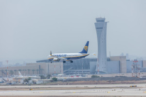 Airplanes fly out from Ben Gurion International airport. April 7, 2025. Photo by Yossi Aloni/FLASH90