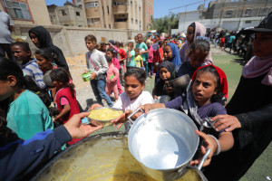 Charitable organizations distribute hot meals to Palestinians in Nuseirat refugee camp, Gaza on April 18, 2025. Photo by Ali Hassan/Flash90