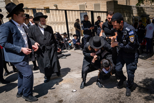 Ultra orthodox Jews scuffle with police during a protest against the drafting of ultra orthodox jews outside an IDF Recruitment Center in Jeursalem, April 28, 2025. Photo by Yonatan Sindel/Flash90