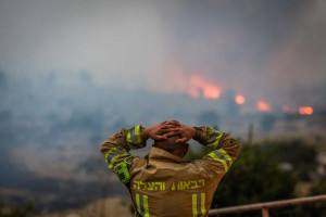 View of a massive wildfire near Mevo Horon, April 30, 2025. Photo by Yonatan Sindel/Flash90