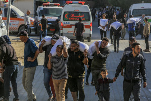 Palestinians carry bags of flour stolen from humanitarian aid trucks entering the Gaza Strip, in Khan Yunis, southern Gaza Strip, May 31, 2025. Photo by Abed Rahim Khatib/Flash90