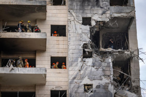 Israeli security and rescue forces at the scene where a ballistic missile fired from Iran hit and caused damage in Petah Tikva, June 16, 2025. Photo by Chaim Goldberg/Flash90